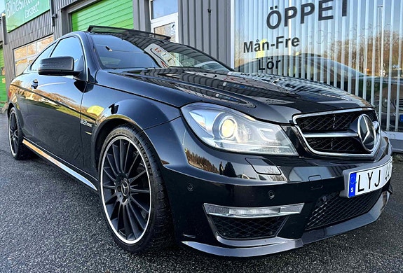 Mercedes-Benz C63 8 of 27