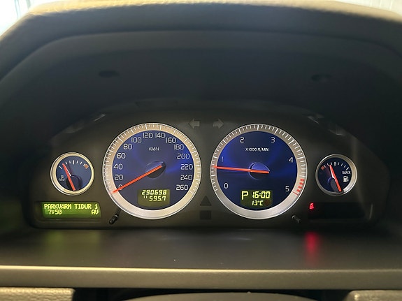 Volvo XC90 13 of 16