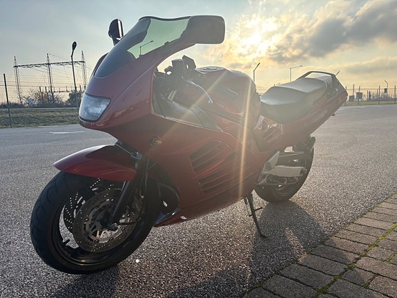 Suzuki RF900R 4 of 12