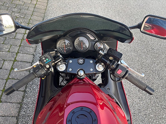 Suzuki RF900R 7 of 12