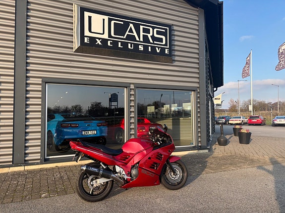 Suzuki RF900R 3 of 12