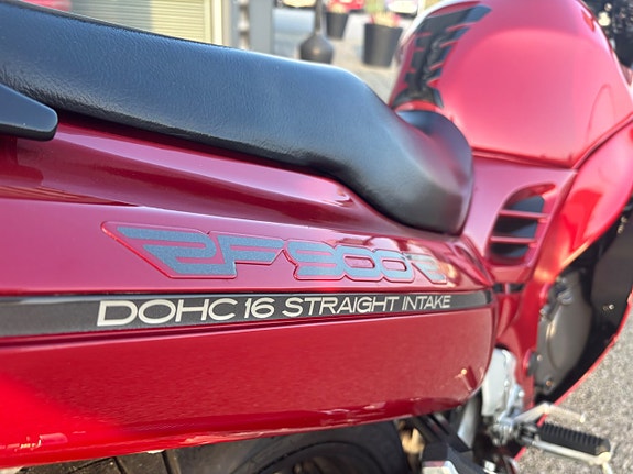 Suzuki RF900R 12 of 12
