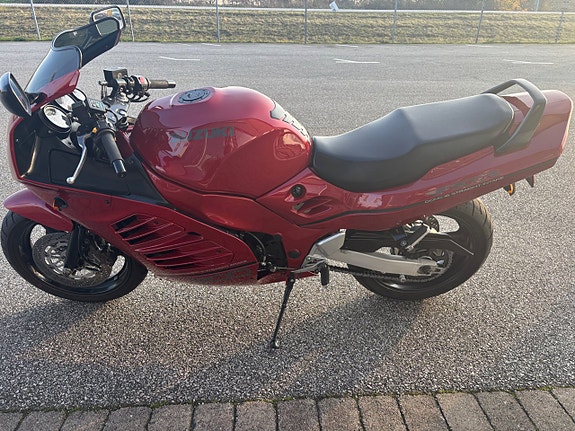 Suzuki RF900R 8 of 12