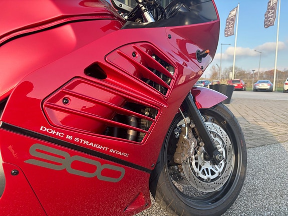 Suzuki RF900R 10 of 12