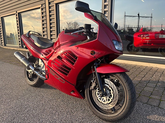 Suzuki RF900R 2 of 12