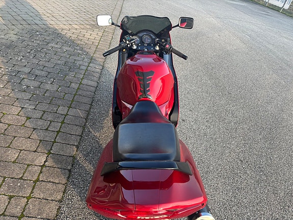 Suzuki RF900R 6 of 12