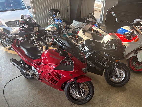Suzuki RF900R 9 of 12