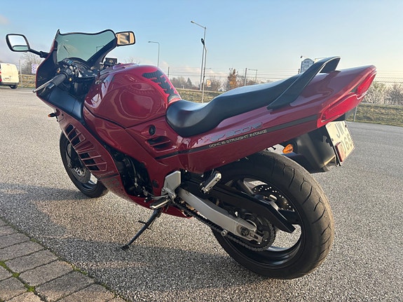 Suzuki RF900R 5 of 12