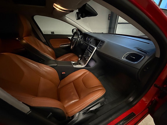 Volvo V60 8 of 14