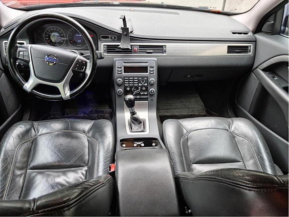 Volvo V70 2 of 5