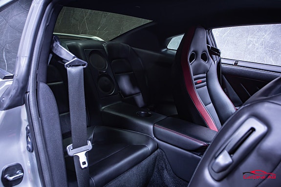 Nissan GT-R 14 of 27