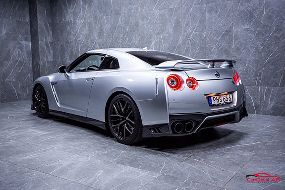 Nissan GT-R 5 of 5