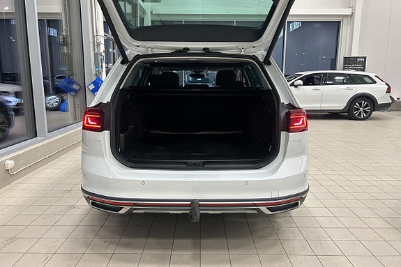 Volkswagen Passat Alltrack 11 of 25