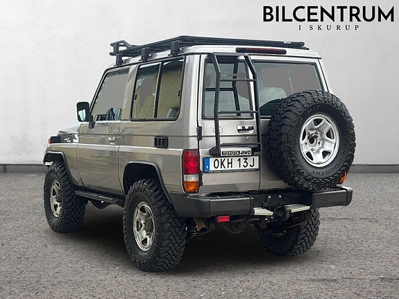 Toyota Land Cruiser 4 of 5
