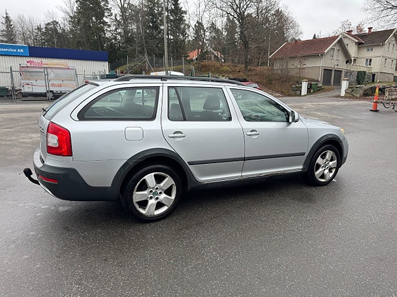 Skoda Octavia Scout 2 of 5