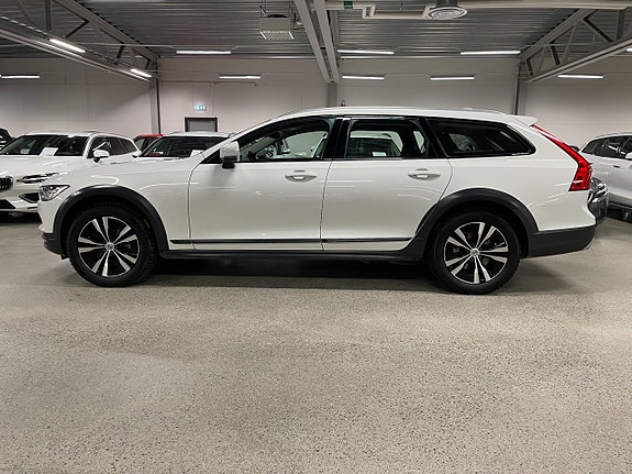 Volvo V90 Cross Country 2 of 5