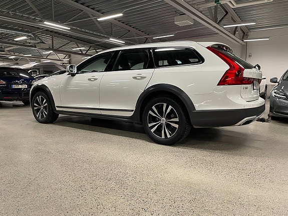 Volvo V90 Cross Country 3 of 5