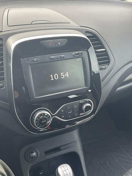 Renault Captur 2 of 3
