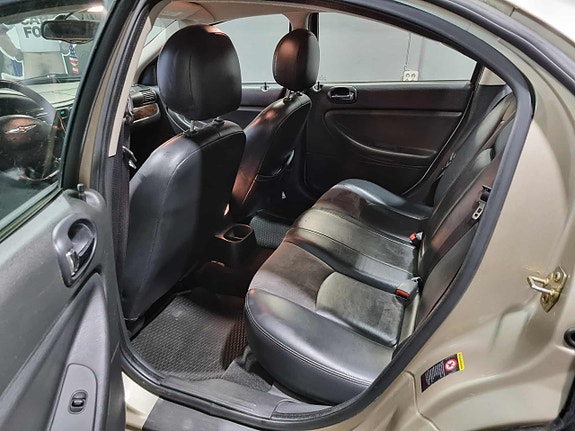 Chrysler Sebring 8 of 17