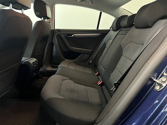 Volkswagen Passat 22 of 24