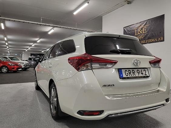 Toyota Auris 7 of 14