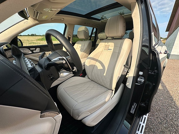 Mercedes-Benz GLS63 17 of 19