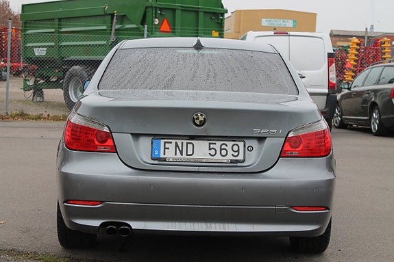 BMW 523i 4 of 5