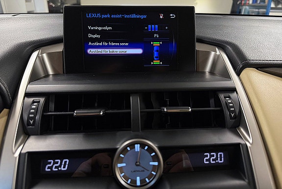 Lexus NX300h 17 of 26