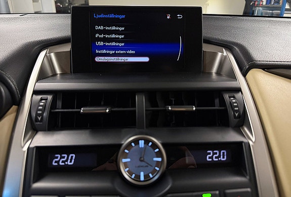 Lexus NX300h 18 of 26