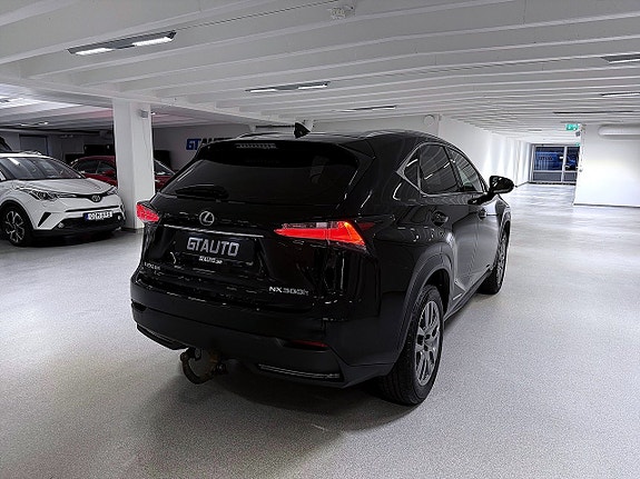 Lexus NX300h 4 of 5