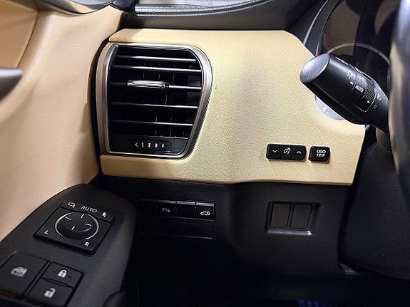 Lexus NX300h 10 of 26