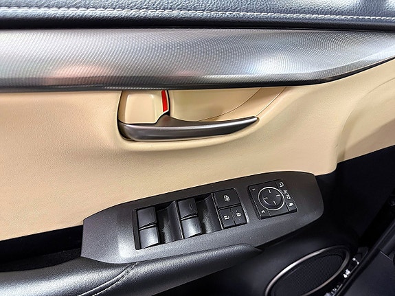 Lexus NX300h 9 of 26