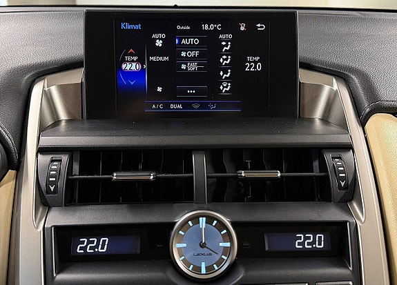 Lexus NX300h 16 of 26