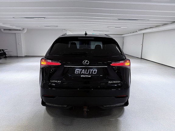 Lexus NX300h 5 of 5