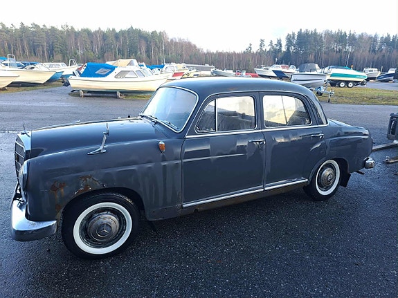 Mercedes-Benz 190 2 of 5