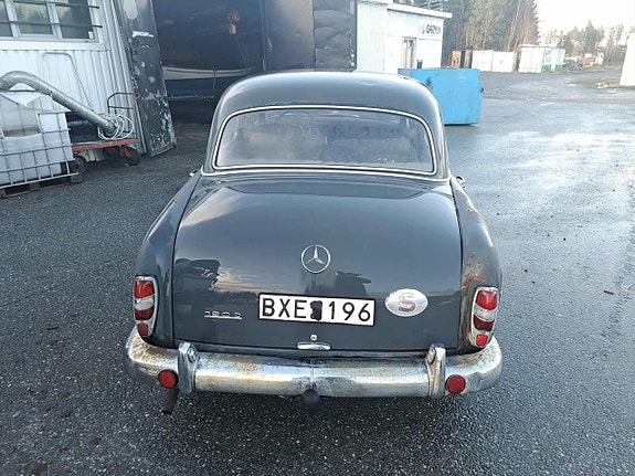 Mercedes-Benz 190 3 of 5