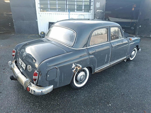 Mercedes-Benz 190 4 of 5