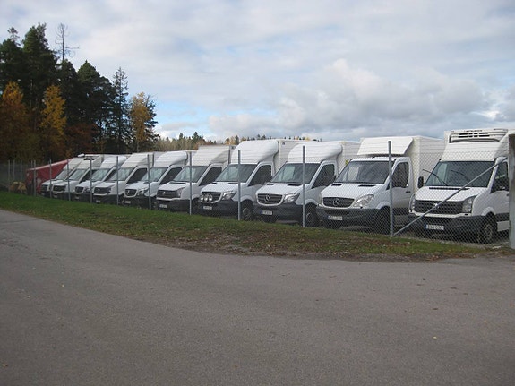 MB & VW Lätta lastbilar med Skåp o Lyft