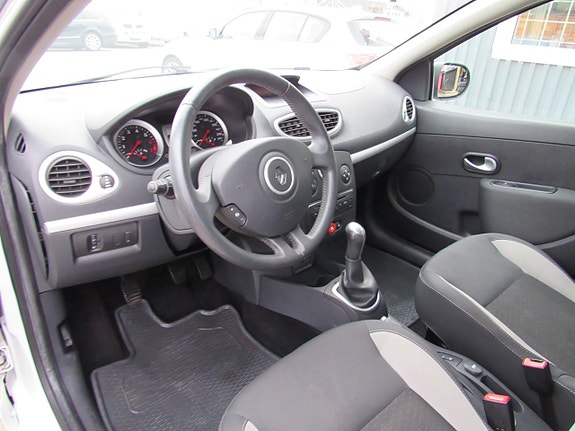 Renault Clio 11 of 14