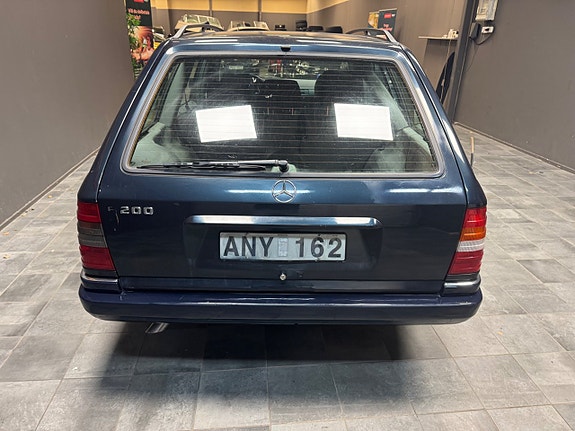Mercedes-Benz E200 5 of 5