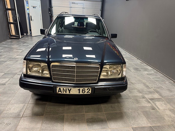 Mercedes-Benz E200 3 of 5