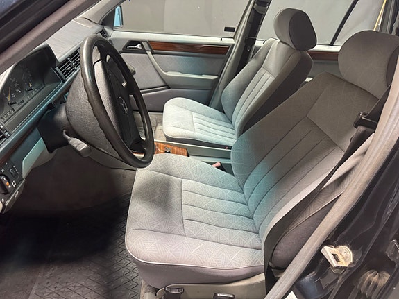 Mercedes-Benz E200 10 of 10
