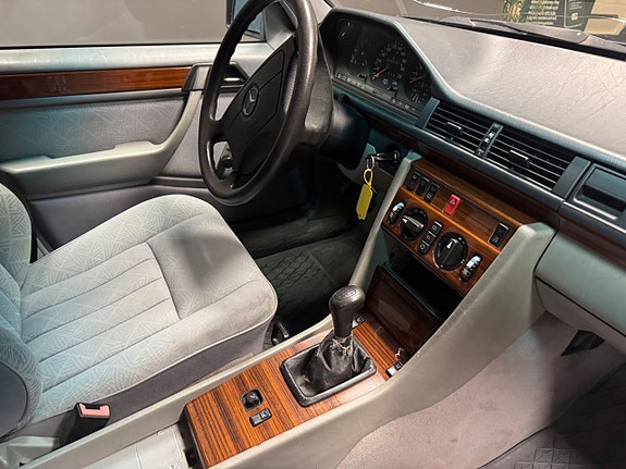 Mercedes-Benz E200 8 of 10