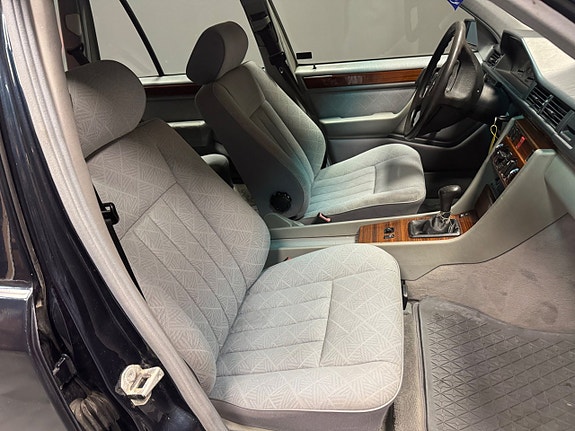 Mercedes-Benz E200 7 of 10