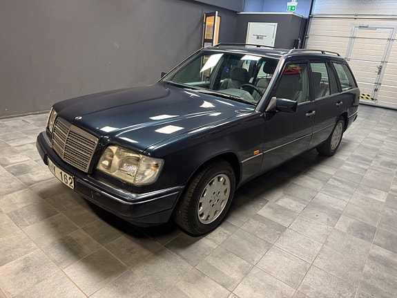 Mercedes-Benz E200 4 of 5