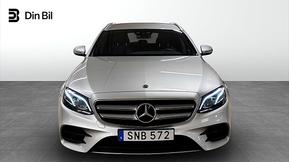 Mercedes-Benz E200 4 of 5