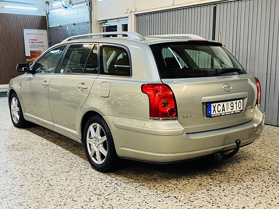 Toyota Avensis 4 of 5