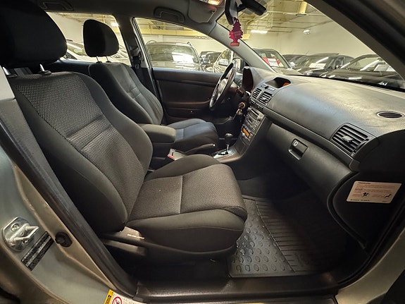 Toyota Avensis 13 of 19