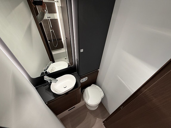 Adria Coral Supreme 670 DC *Queenbed*Automat* 13 of 20