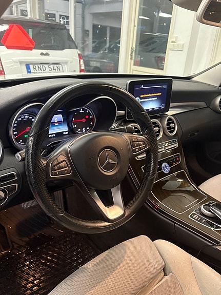 Mercedes-Benz C220 6 of 11